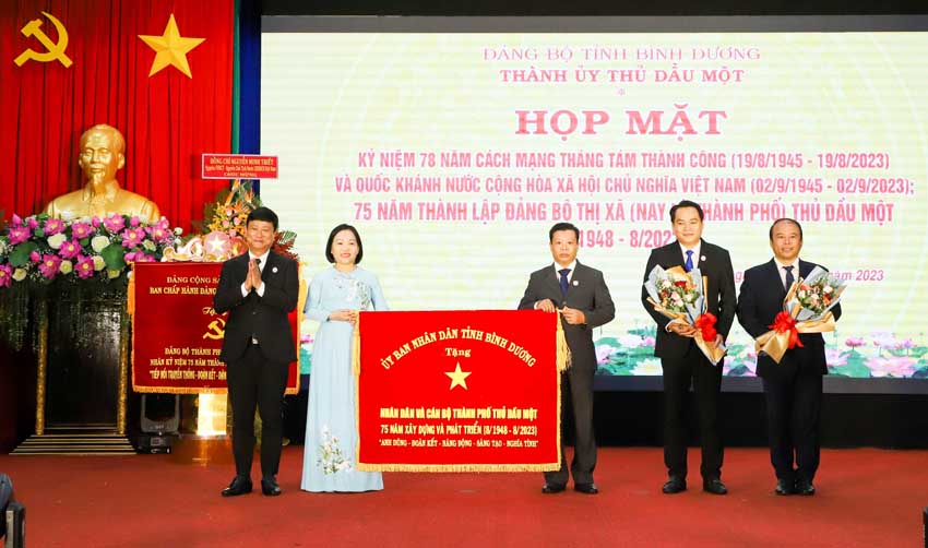 3; Ông Võ Văn Minh tặng bức trướng của UBND tỉnh cho cán bộ và nhân dân TP.Thủ Dầu Một